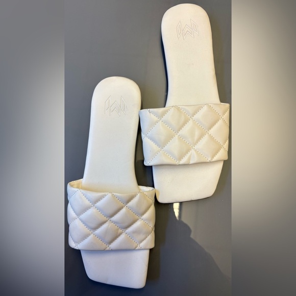 Malvados White Quilted Open-Toe Faux Leather near flat Sandals women's size 8 - Picture 3 of 8